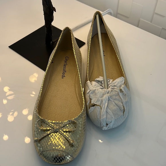 Cityclassified Shoes - NWOT Cityclassified Gold Flats Size 7.